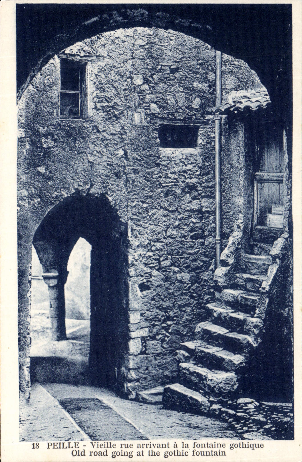 CPA Peille Vieille rue arrivant a la fontaine gothique