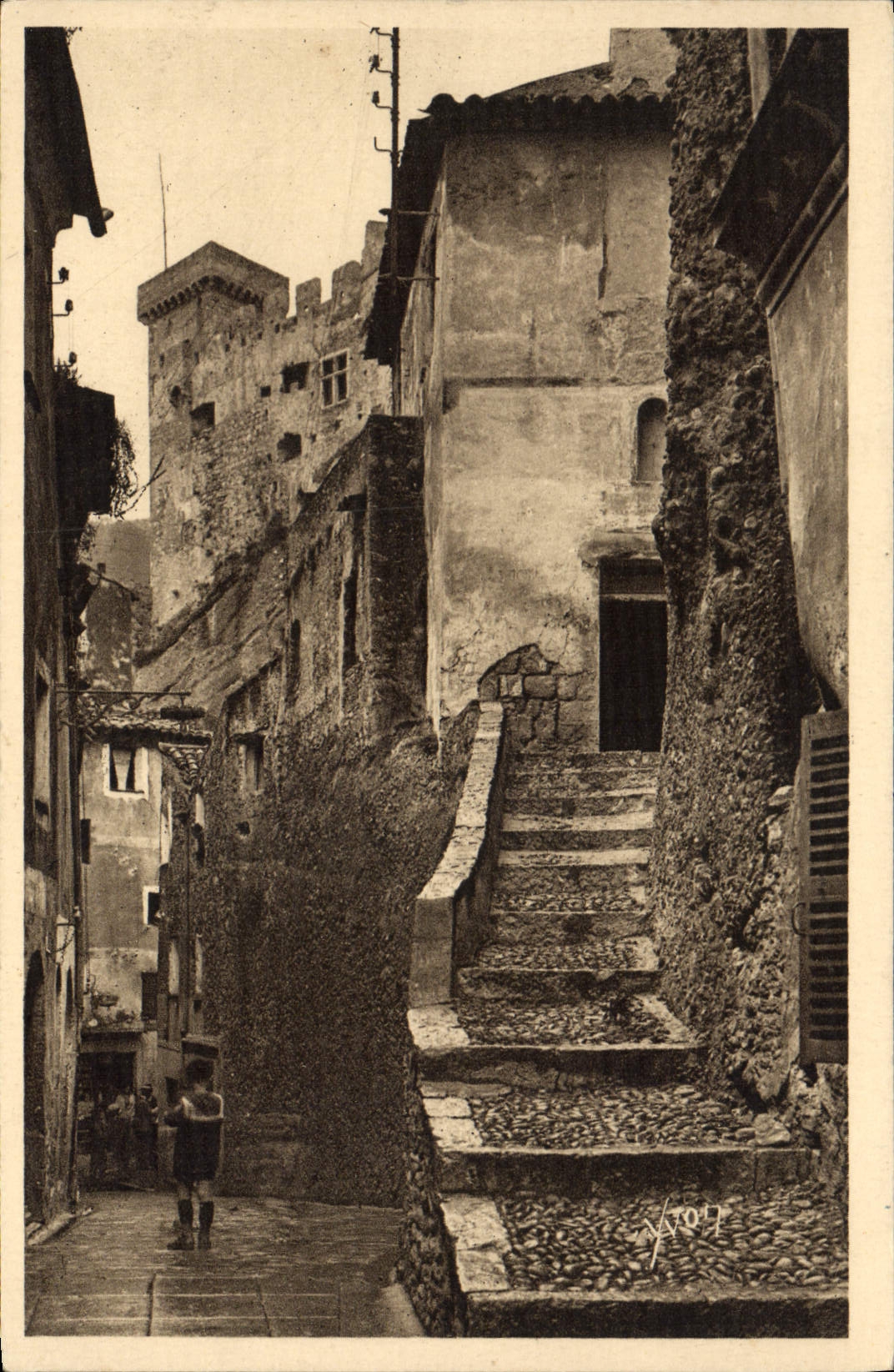 CPA Cote d'Azur Roquebrune Alpes Maritimes Vieille rue dominee par le Fort