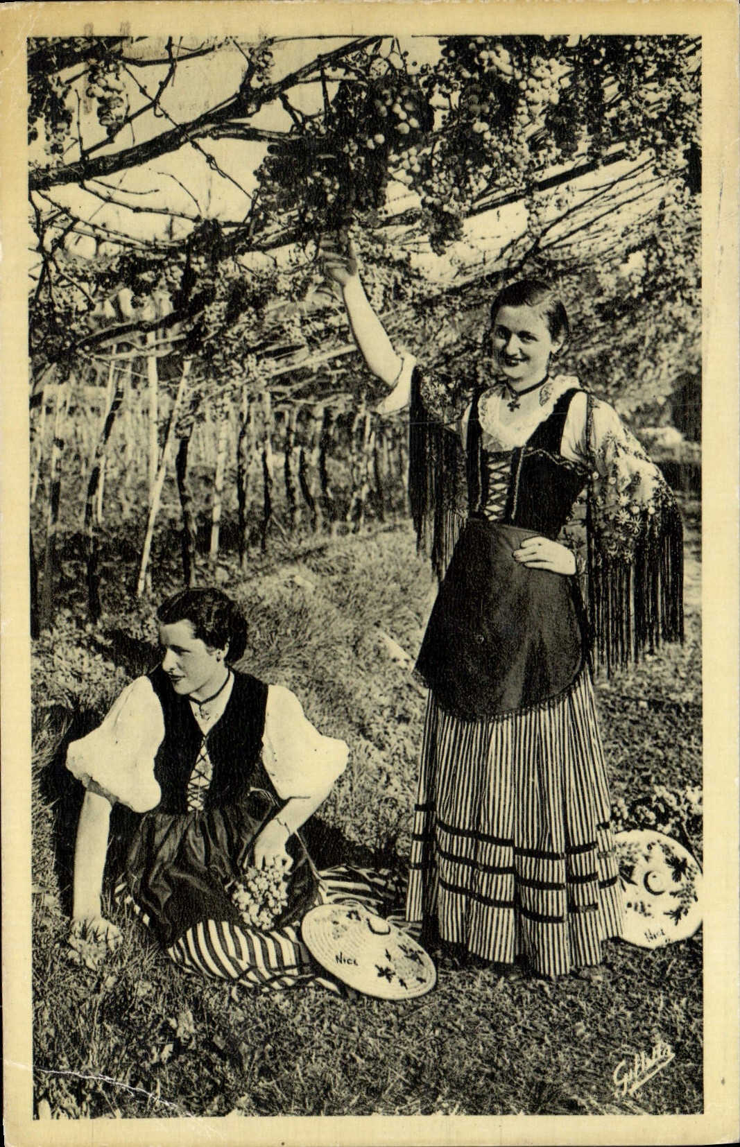 CPA Cote d'Azur Costumes du Pays 