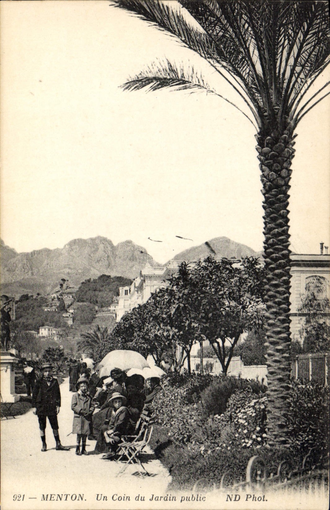 CPA Menton Un coin du Jardin public 