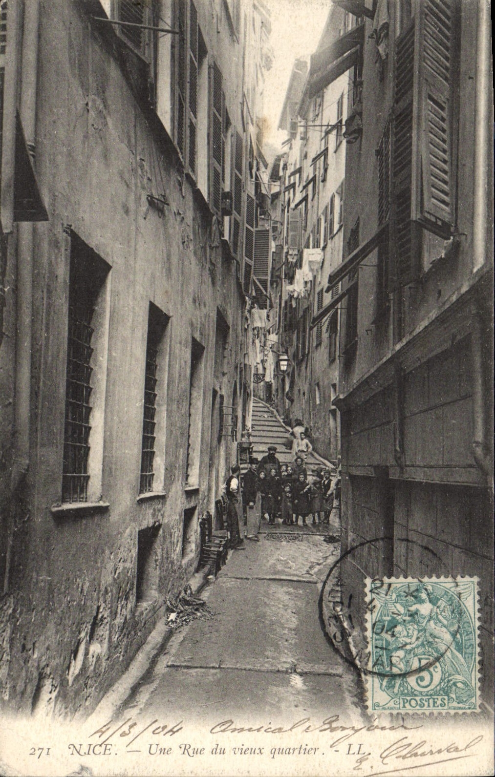 CPA Nice une Rue du Vieux quartier