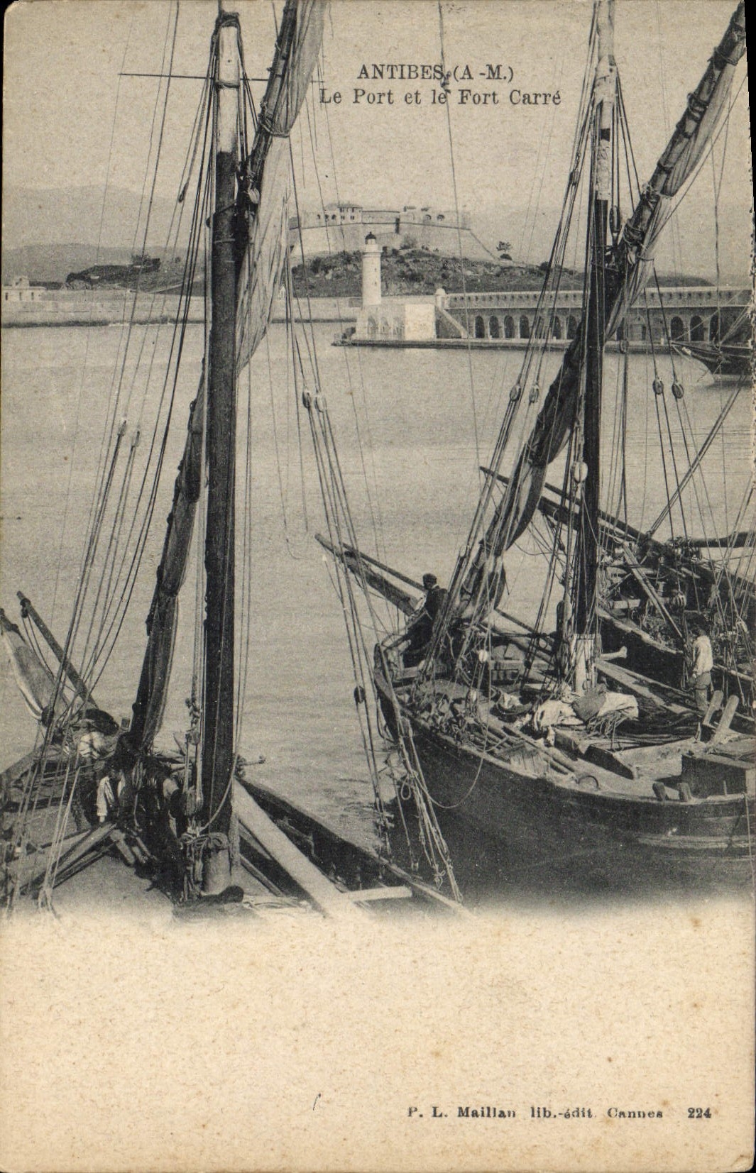 CPA Antibes A M le Port et le Fort Carre