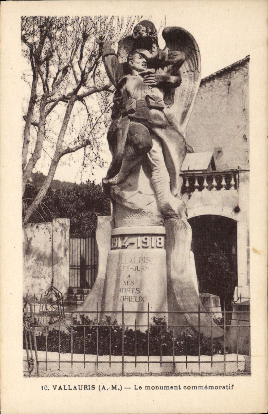 CPA Vallauris A M le Monument commemoratif 