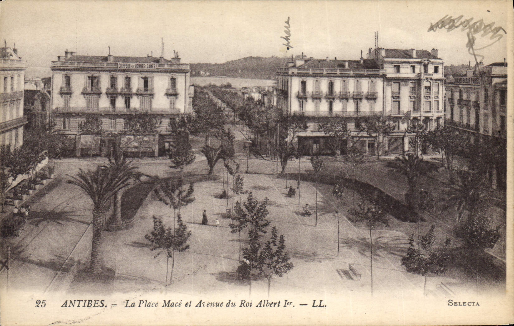 CPA Antibes la place Mace et Avennue du Roi Albert I