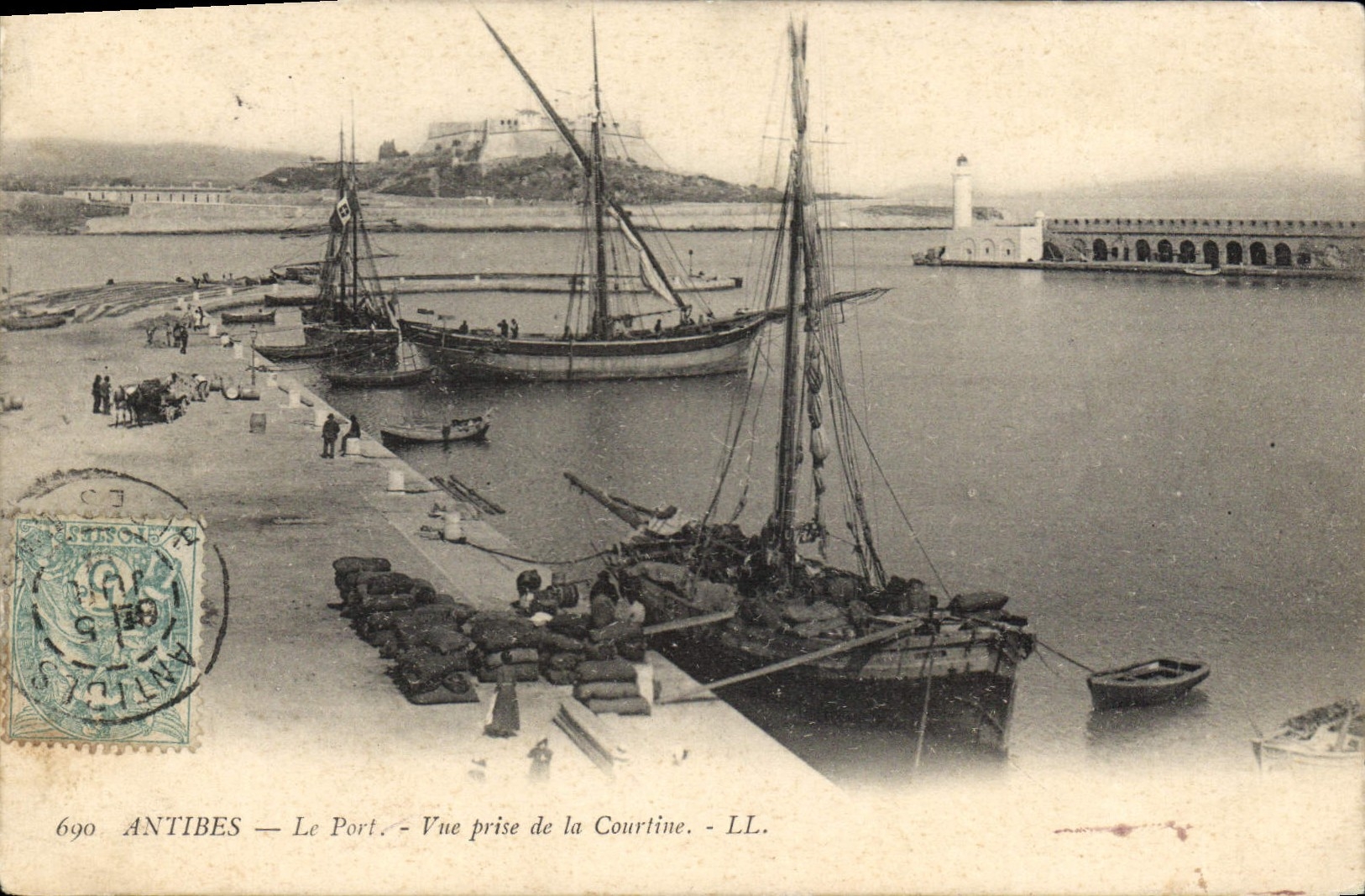 CPA Antibes Le Port Vue prise de la Courtine