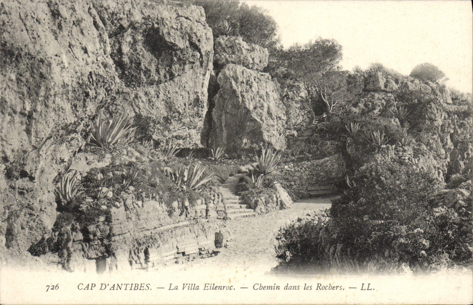 CPA Cap d'Antibes La Villa Eilenroe Chemin dans les Rochers