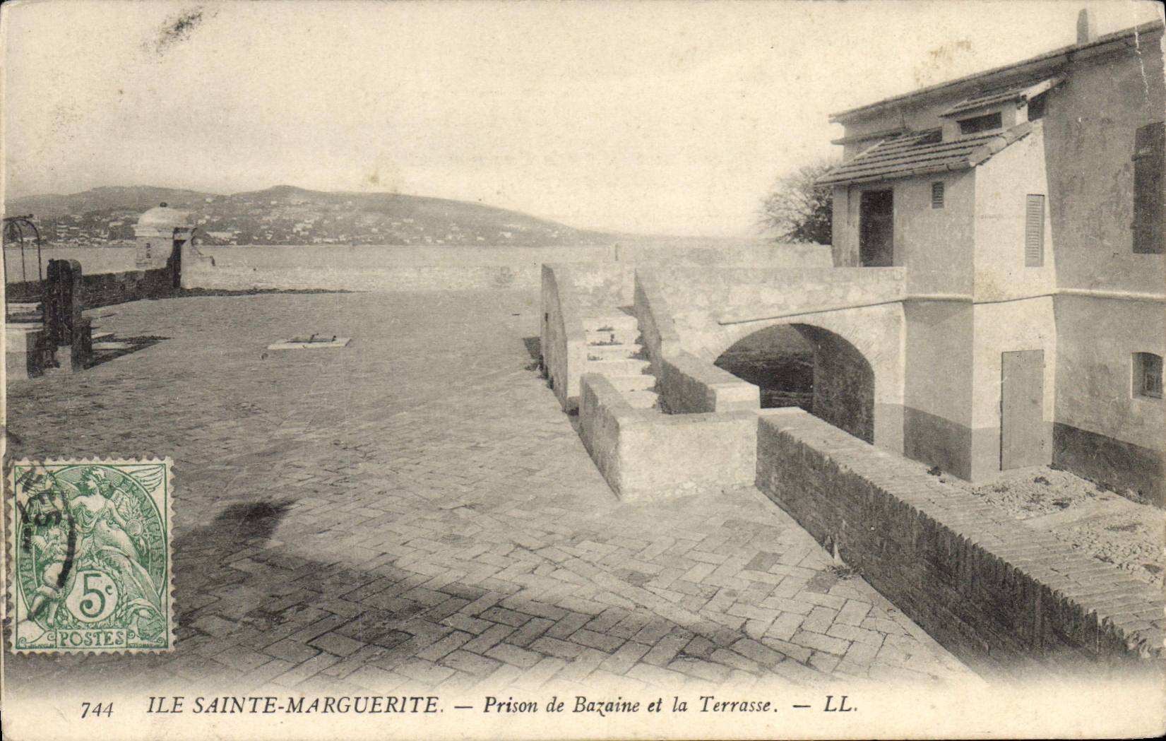 CPA Ile Sainte Marguerite Prison de Bazaine et la Terrasse 