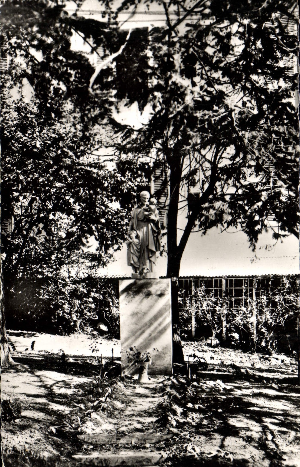 CPA Berthemont les Bains Colonie de Vacances de la Condamine Statue de St Vincent de Paul