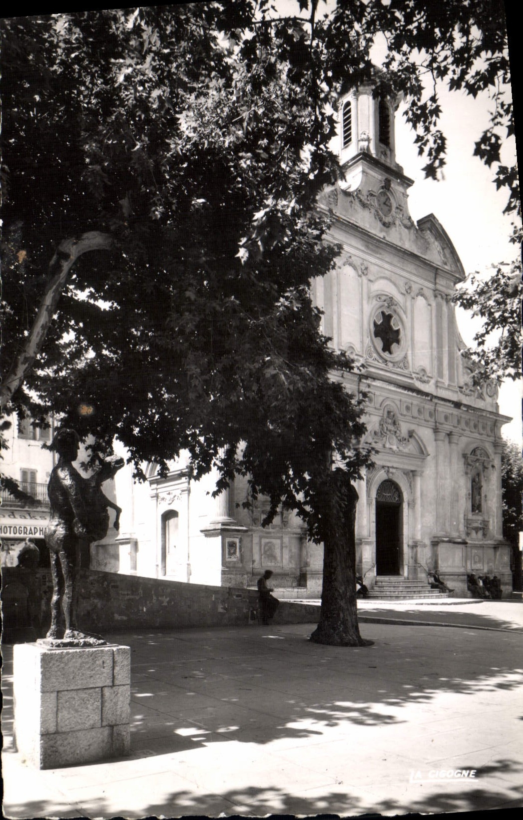 CPA Vallauris église et statue de l'homme au mouton de Picasso