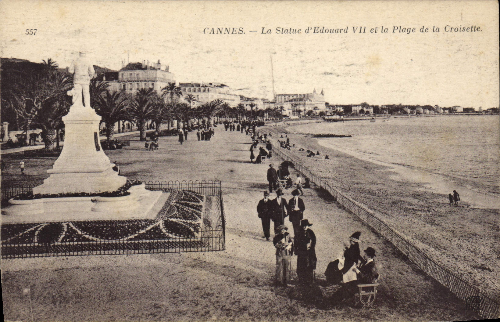 CPA Cannes La Staue d'Edouard VII et la Plage de la Croisette 