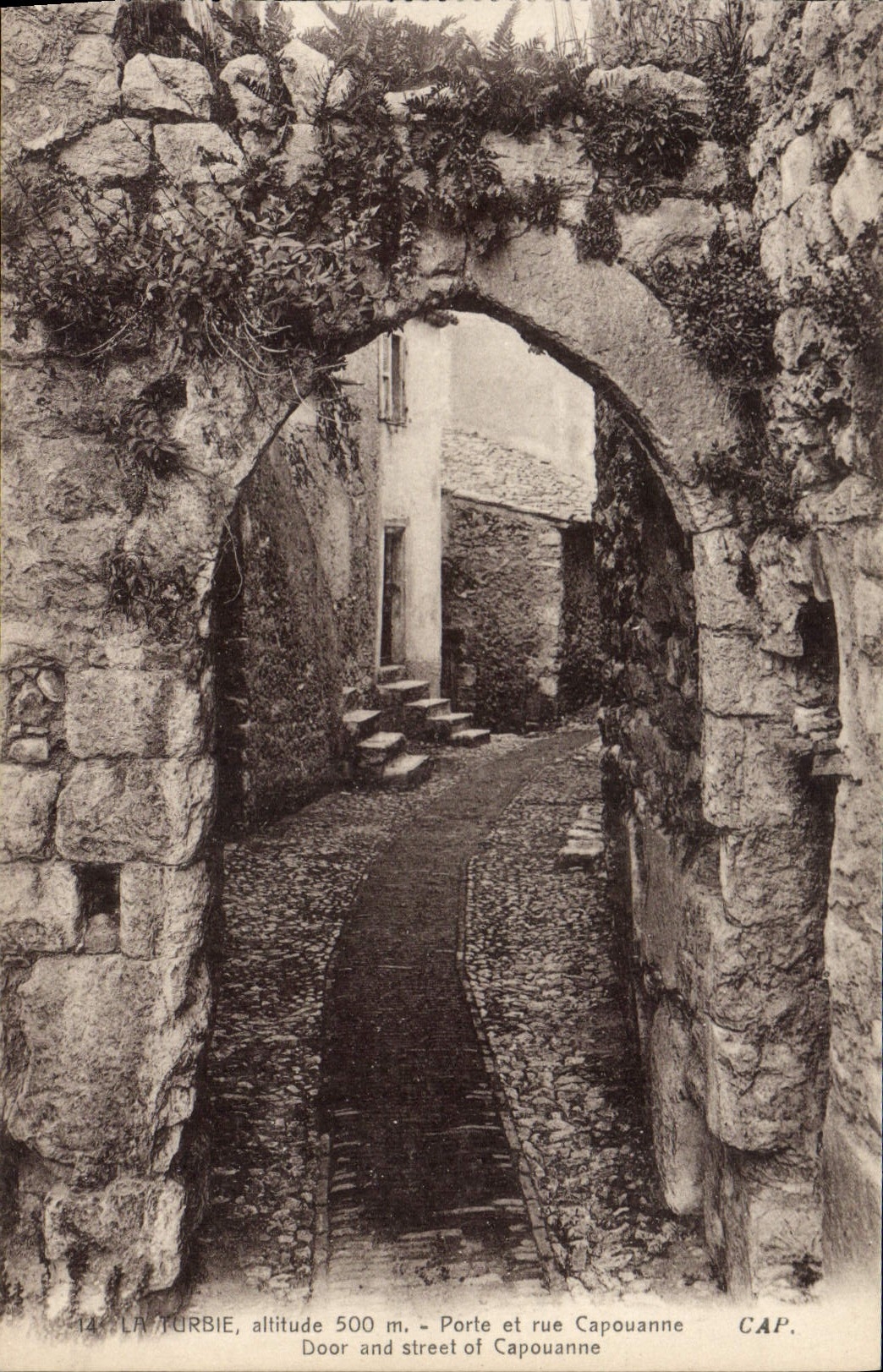 CPA La Turbie Porte et rue Capouanne 