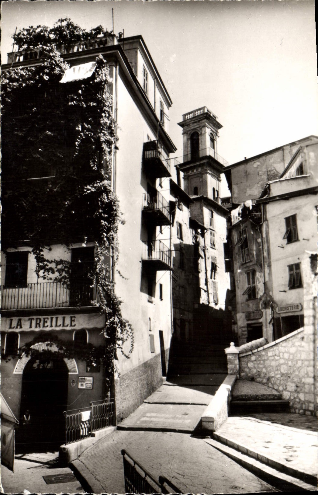 CPA Nice Un coin de la vieille Ville La rue Saint Augistin et le clocher de l'Eglise Saint Augustin
