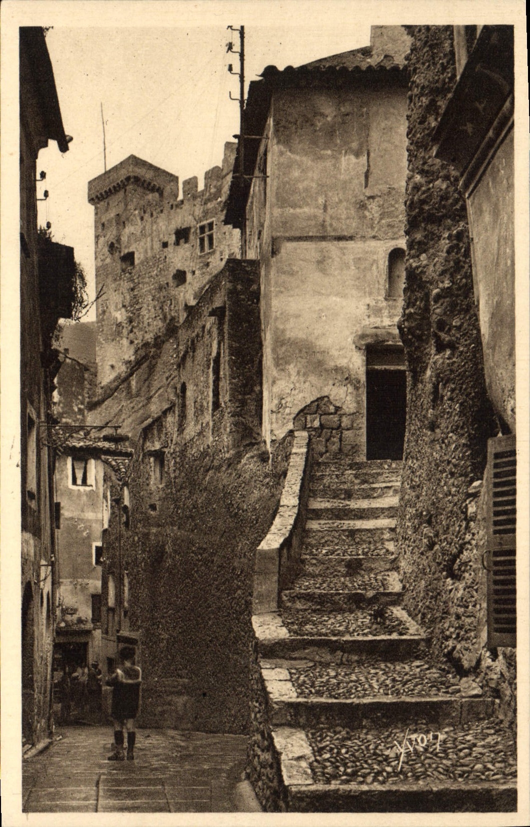 CPA La Douce France Cote d'Azur Roquebrune Alpes Maritimes Vieille rue dominee par le Fort