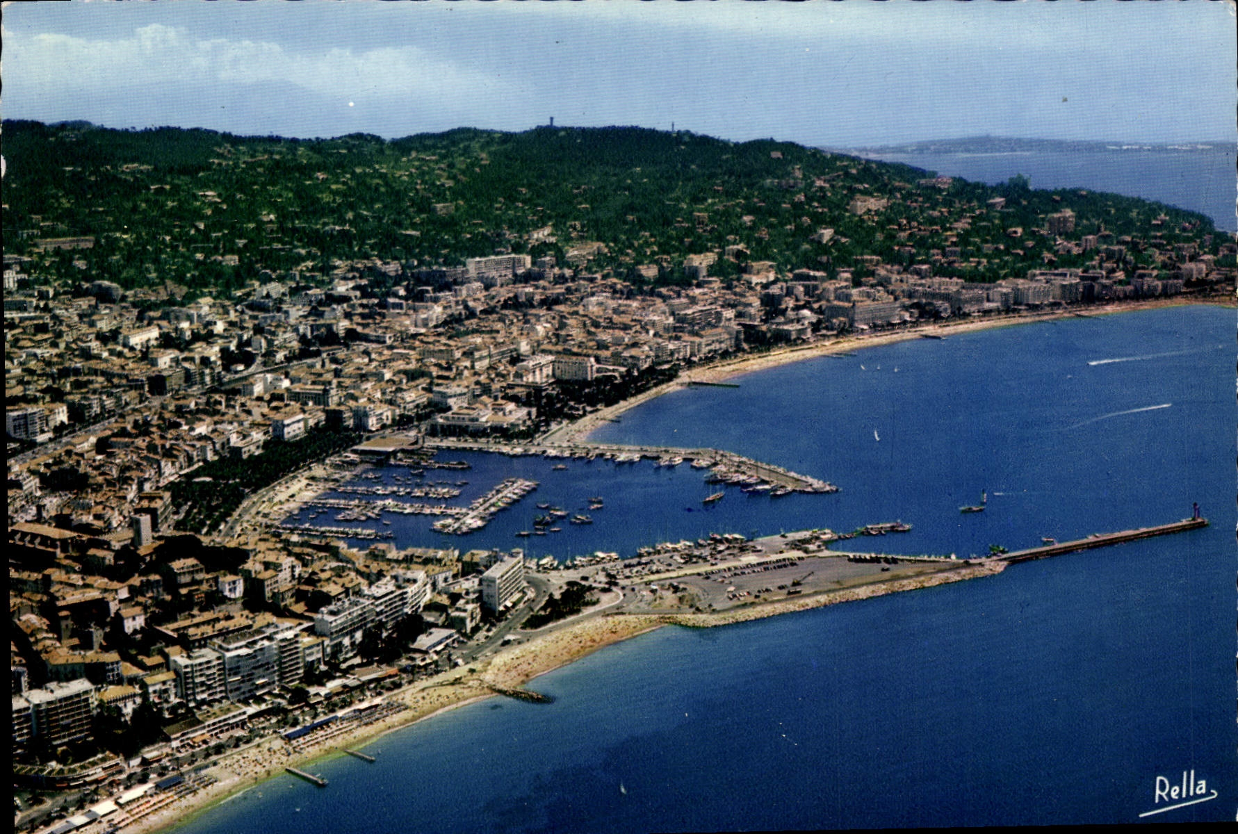 CPSM La Cote d'Azur Cannes Vue generale aerienne sur la plage du Midi le port la croisette et la col