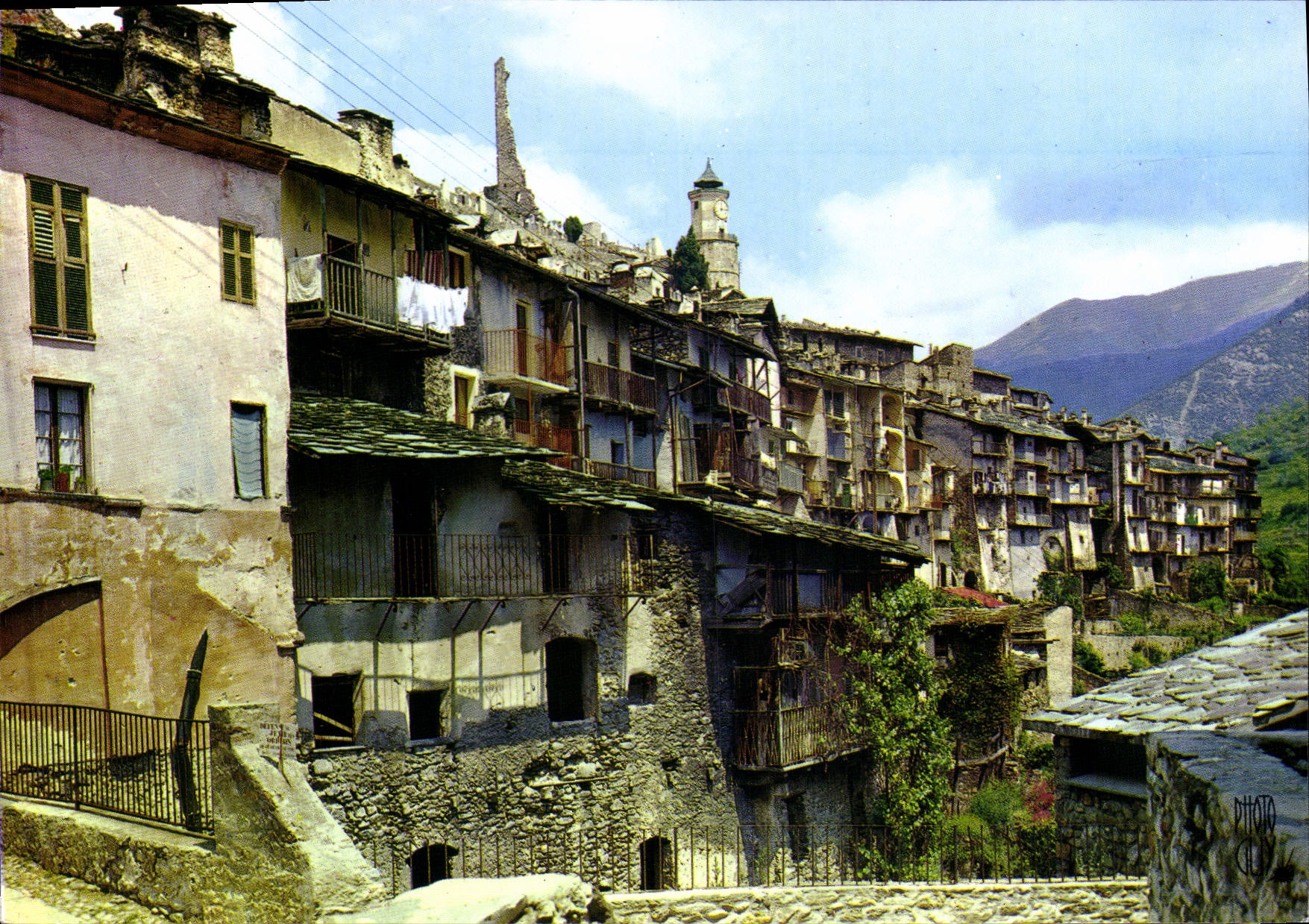 CPSM Tende Alpes Maritimes le vieux bourg domine par Ruines du chateau de Lascaris