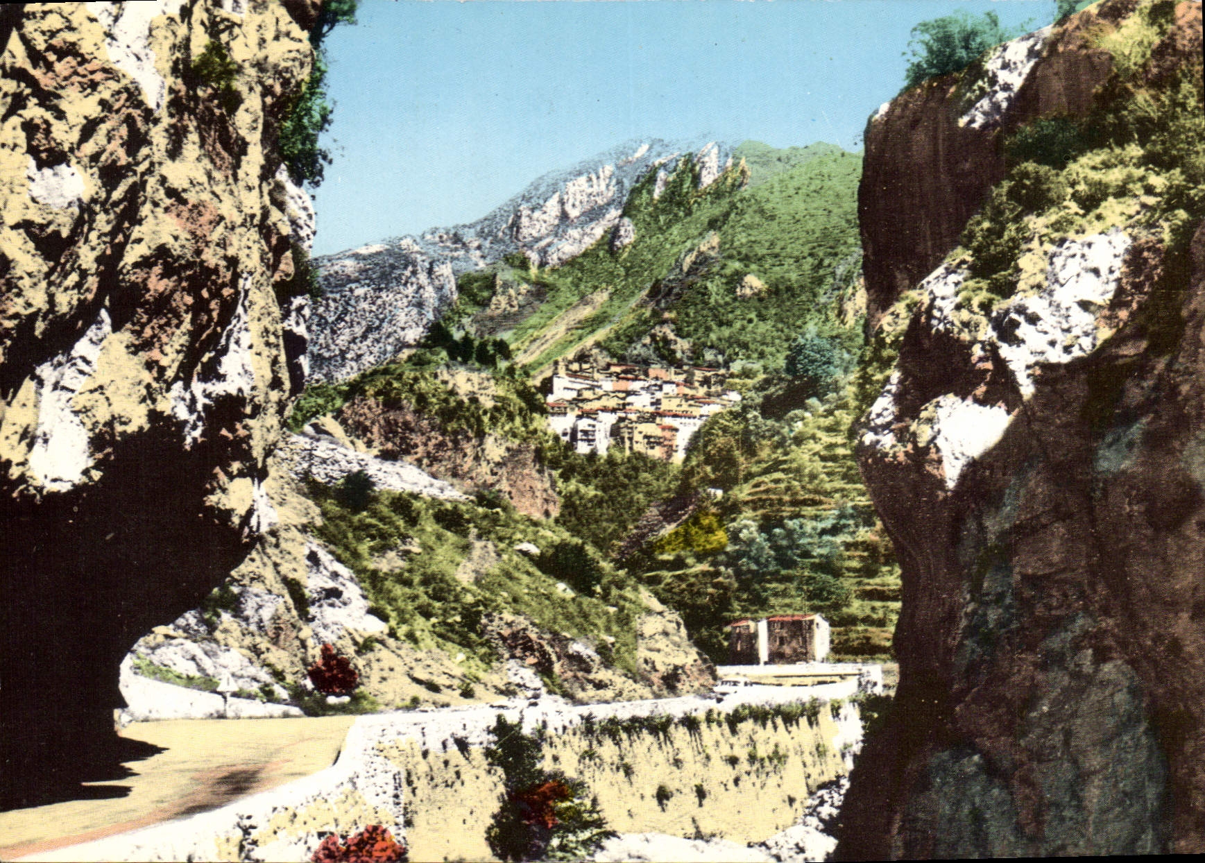 CPSM Saorge (A M) Alt 600 m Vue prise des Gorges de la Roya