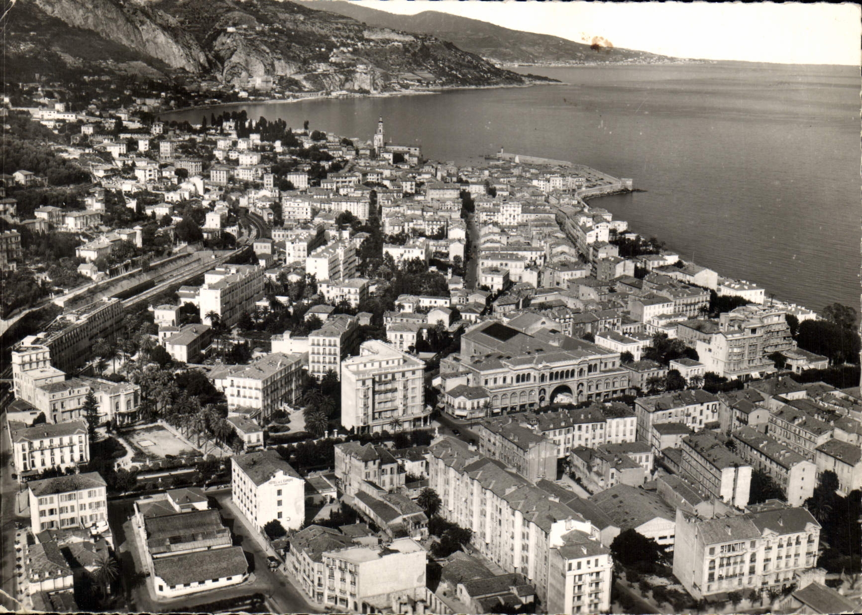 CPSM Menton (A M) Vue generale au 2eme plan en Italie
