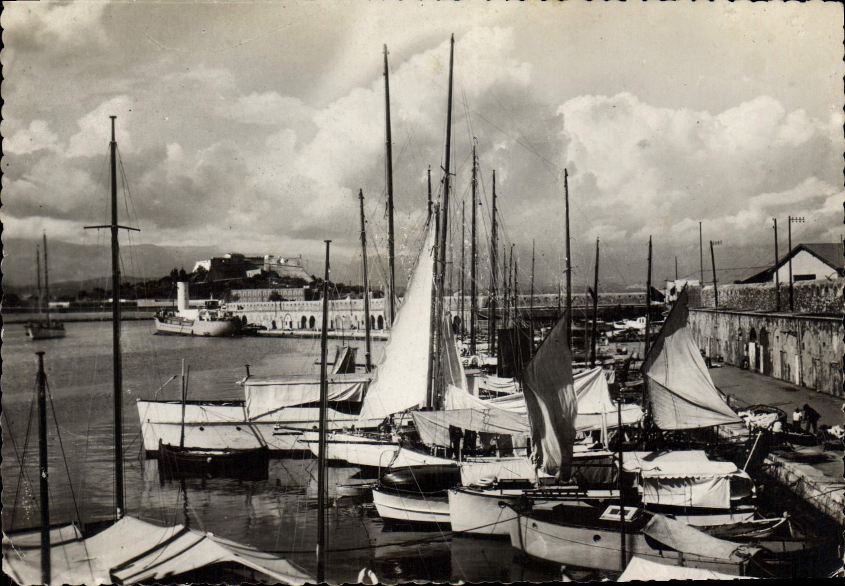CPSM Antibes La Cote d'AZUR Le Port et le Fort Carre