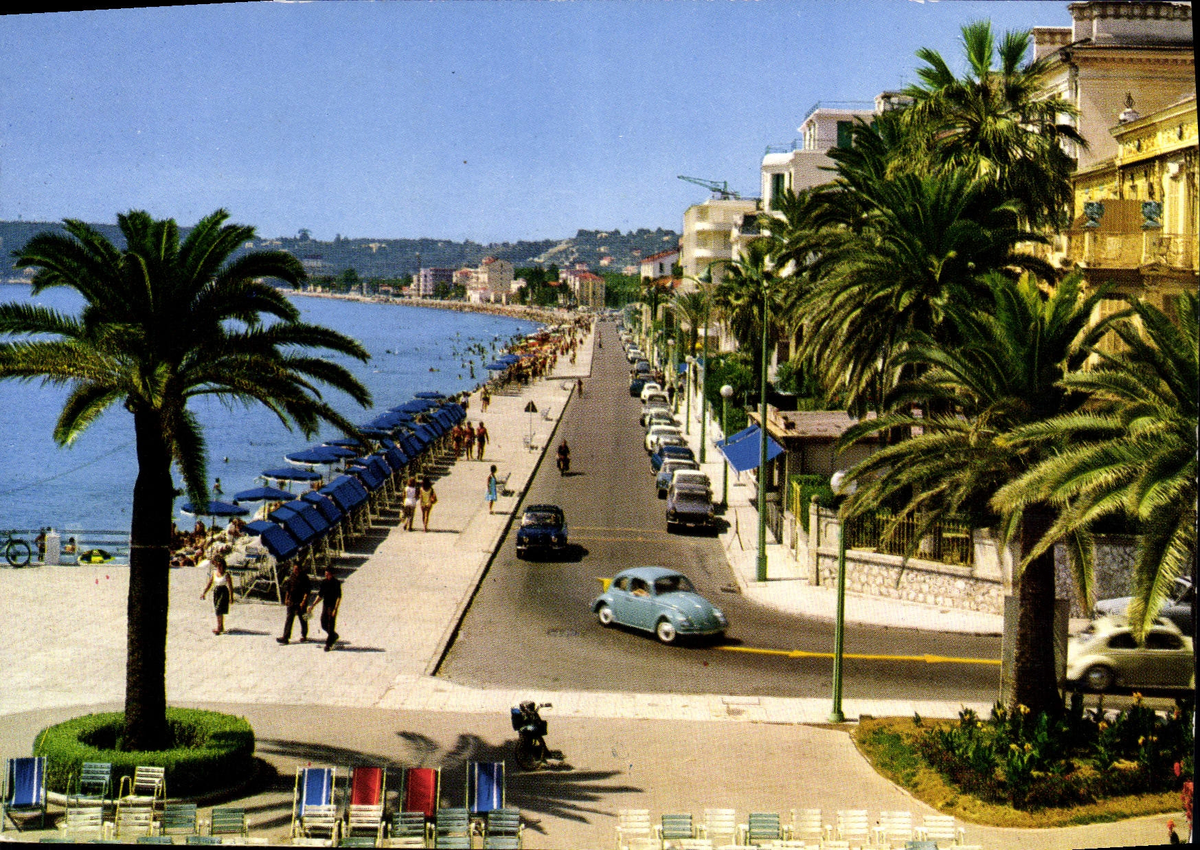 CPSM Menton La Promenade et la Plage de Carnoles (vue prise depuis la Piscine du Casino)