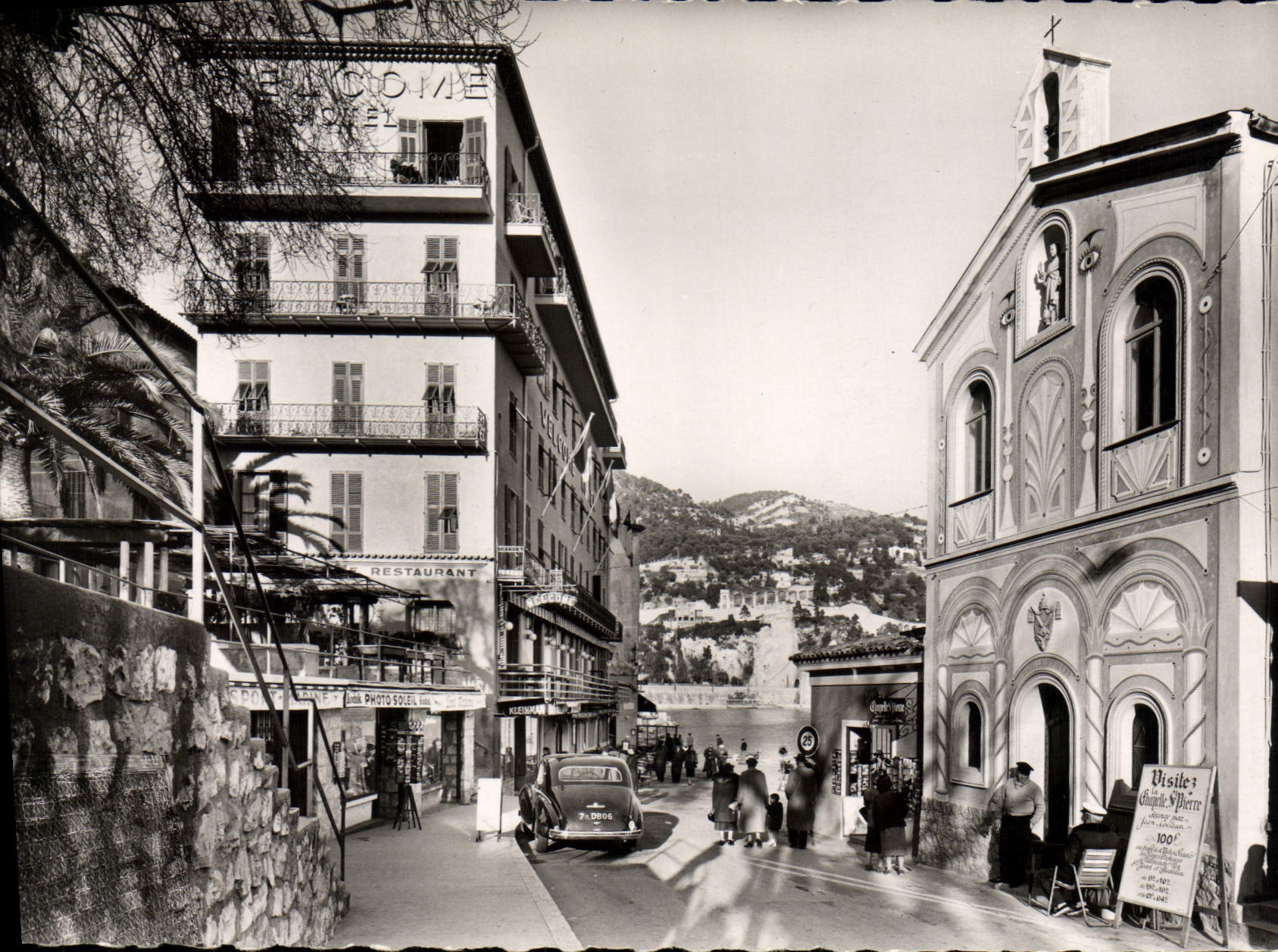 CPSM Villefranche sur Mer La Chapelle St Pierre (decoree par Jean Coeteau) Le Port et Hotel Welcome