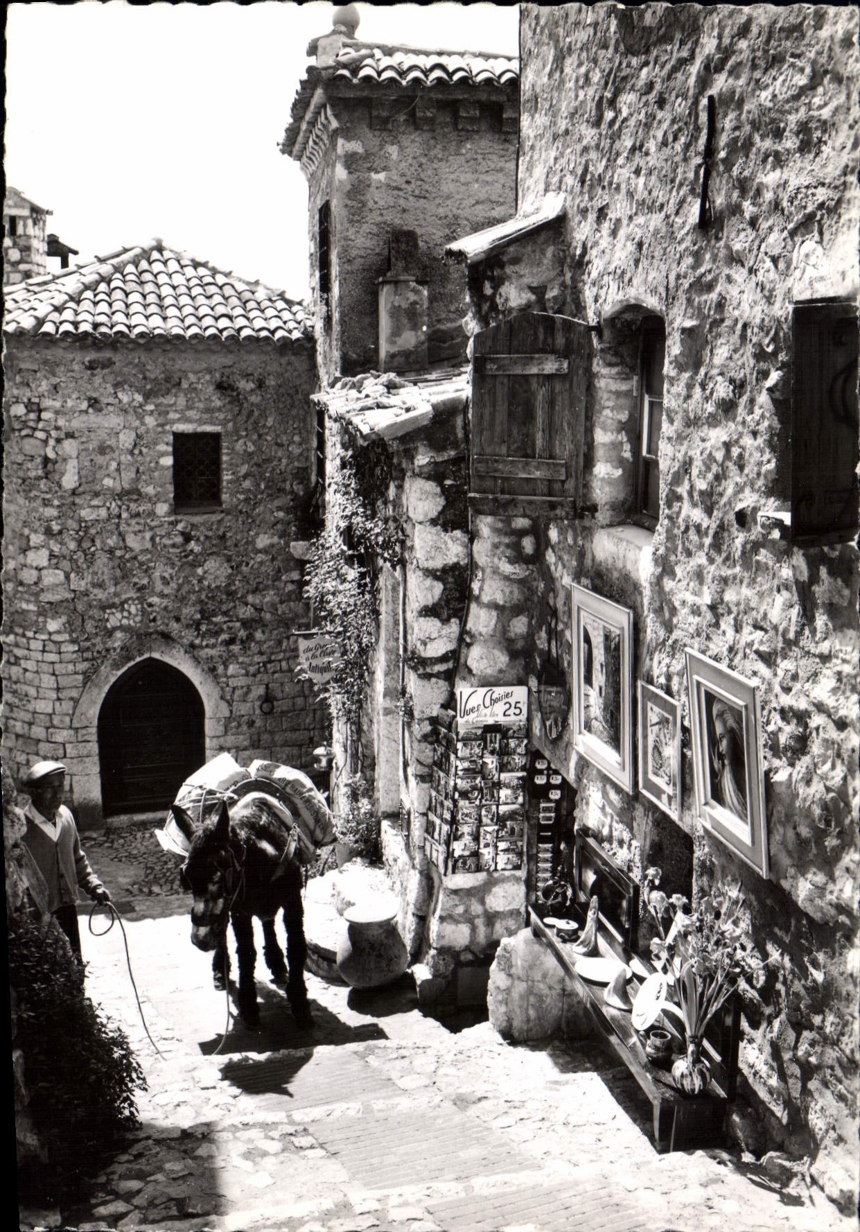 CPSM Eze Village et ses Vieilles rues Scene typique de la vie journaliere de ce vieux village medite