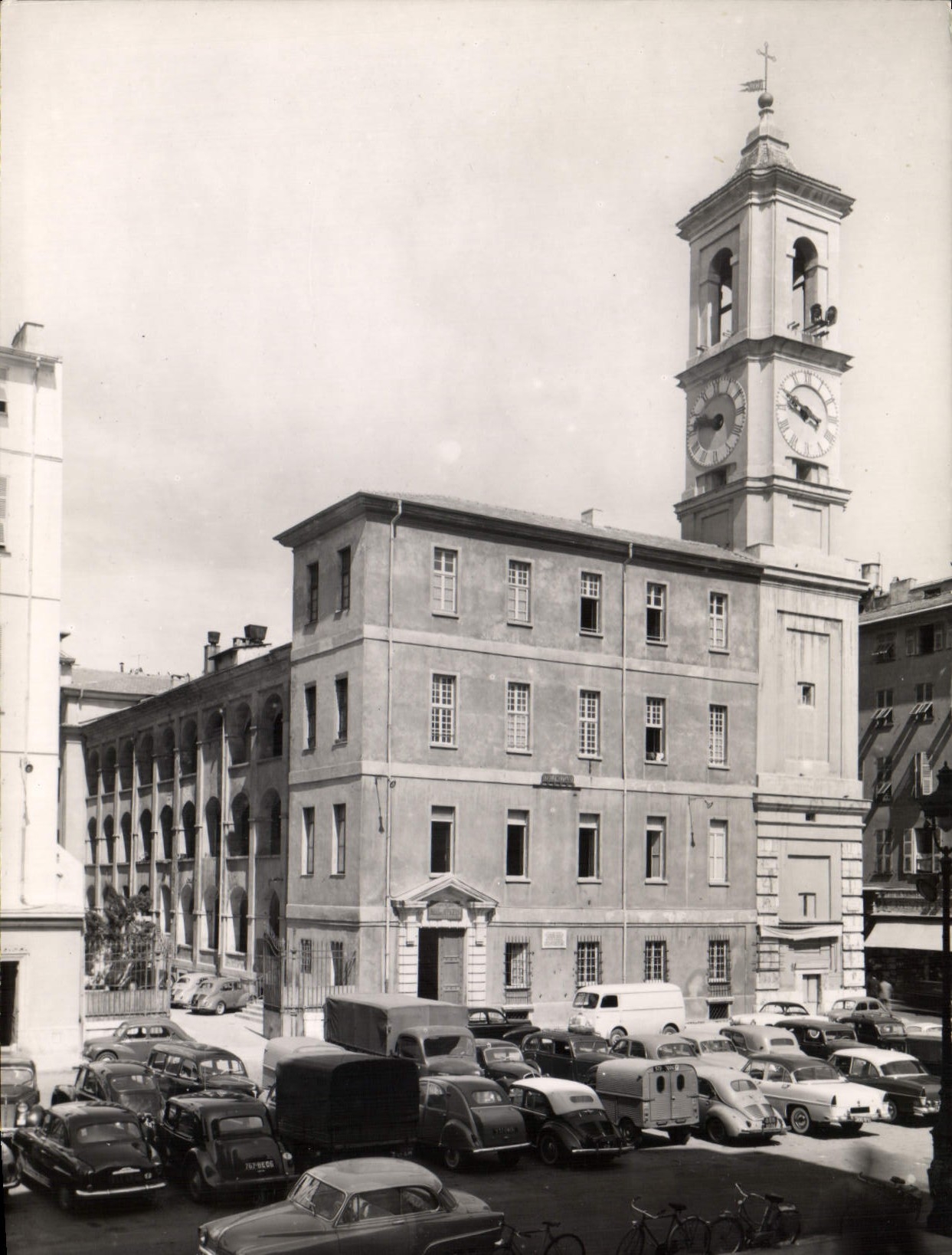 CPSM Nice Place du Palais Tour Dominique (ancien couvent Dominicains 1243) Cercle Militaire