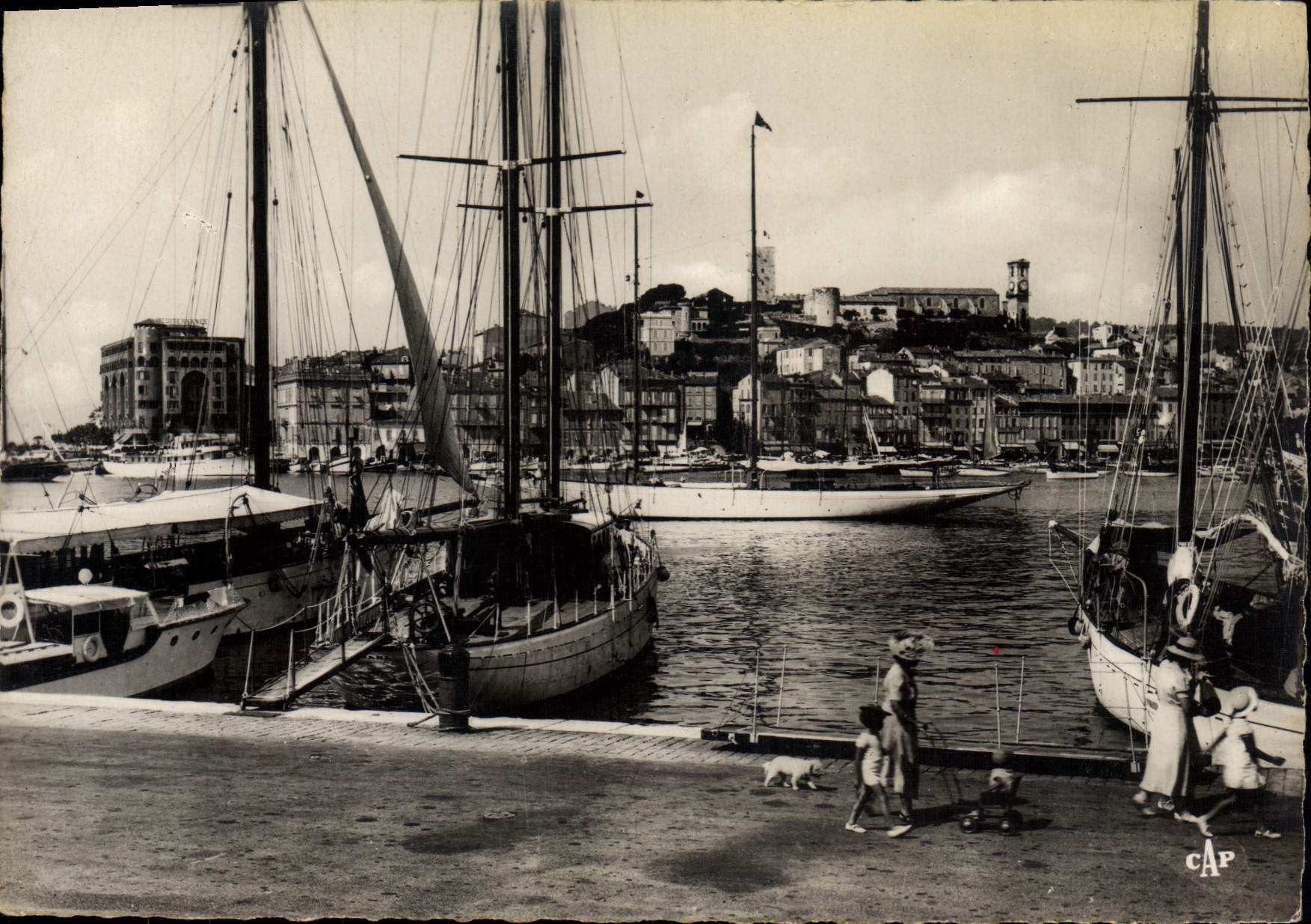 CPSM Cannes Le port et le Mont Chevalier