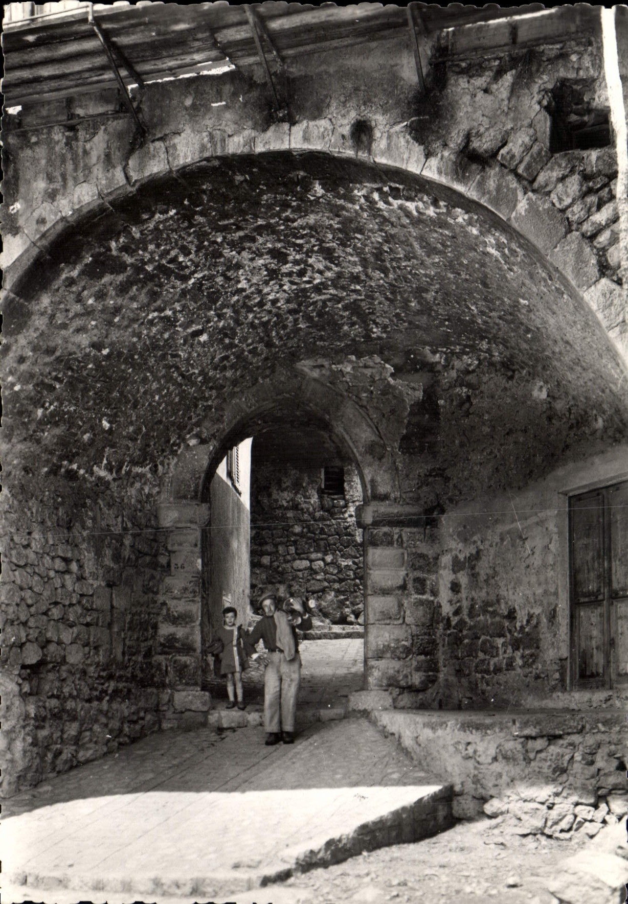 CPSM Levens (A M) Ses beaux sites sa piscine son golf miniature Une rue pittoresque