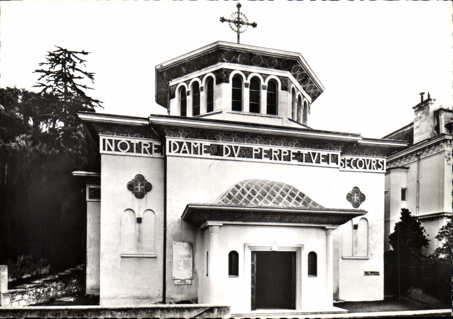 CPSM Nice (Alpes Maritimes) Eglise Sanctuaire de Notre Dame du Perretuel Secours Boulevard du Mont B