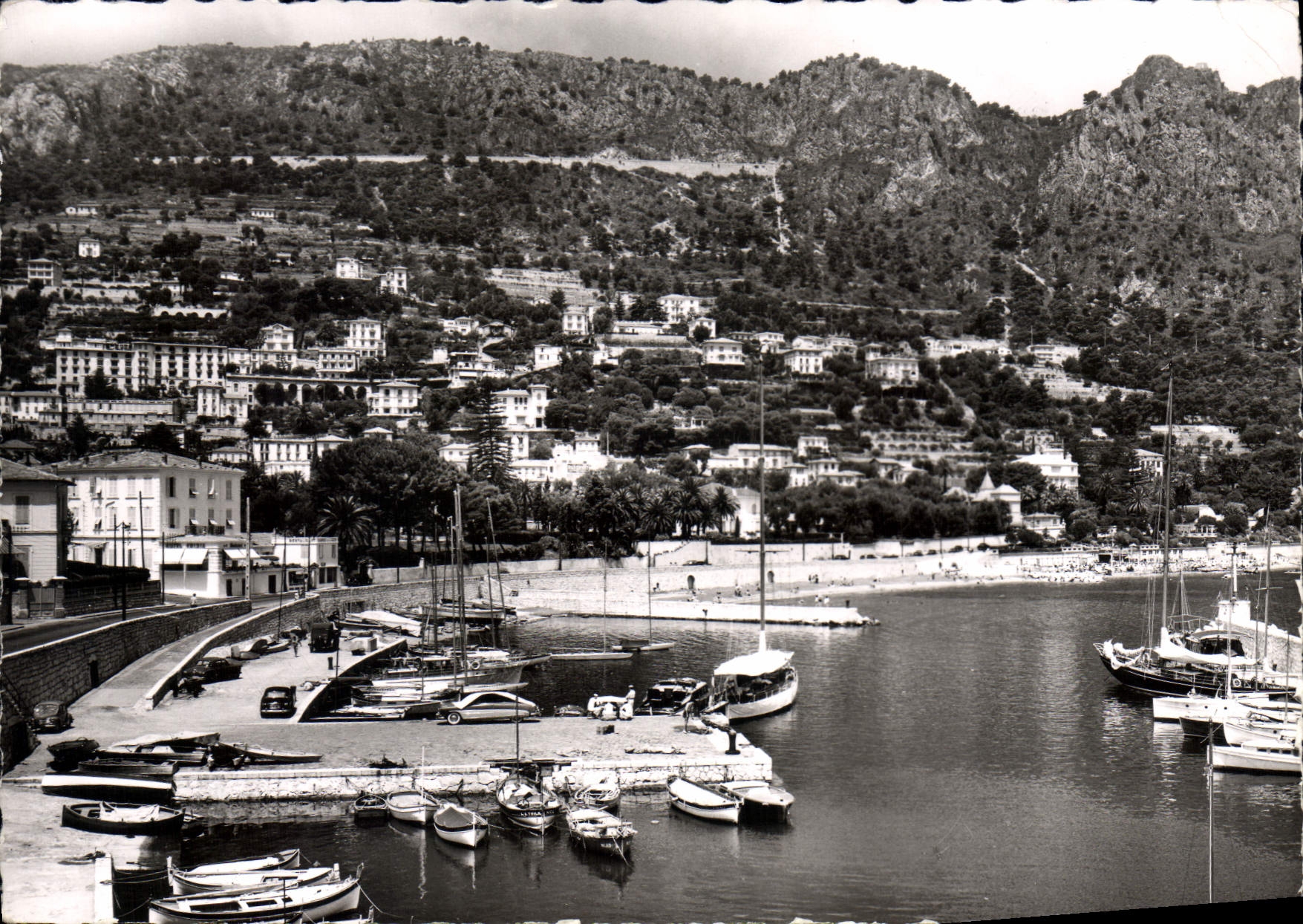 CPSM Beaulieu sur Mer Le Port La Ville Au fond la moyenne corniche