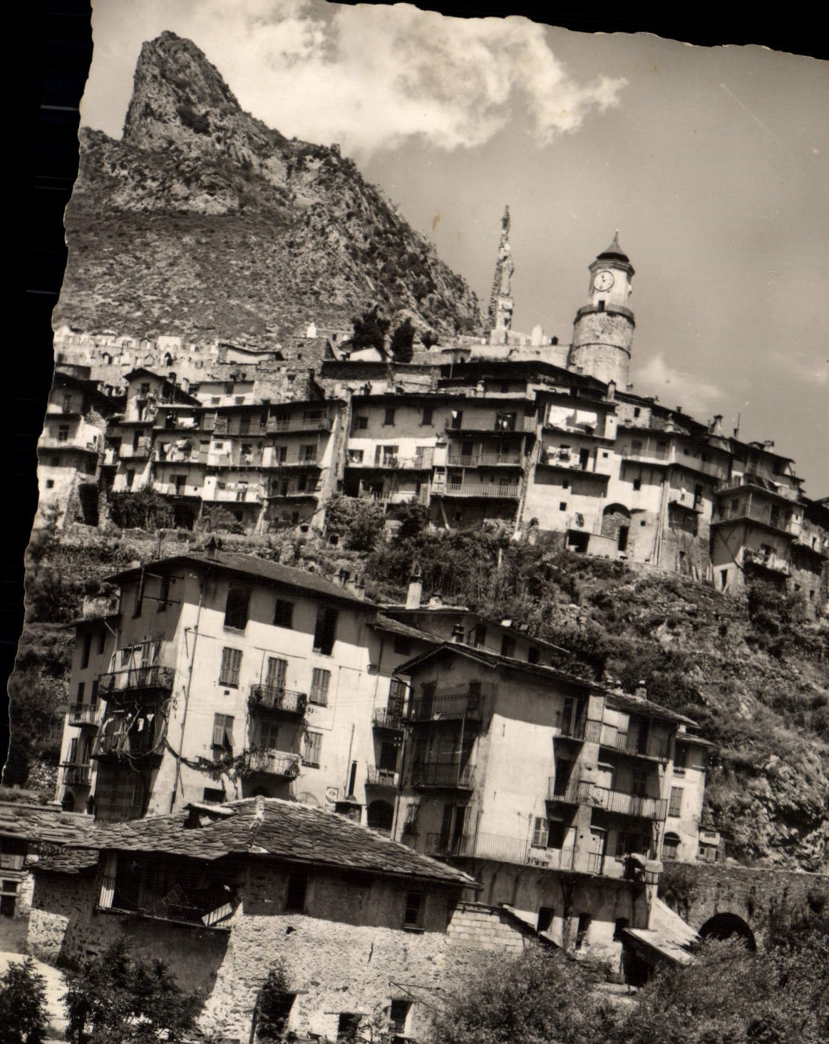 CPSM Tende (A M) alt 850 m Le Vieux Bourg et les vestiges de l'anvien Chateau des Lascaris