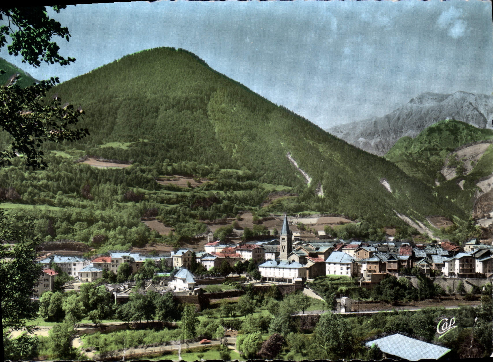 CPSM St Etienne de Tinee (A M) Alt 1150 m Vue generale et cime de la Pinatelle (1800 m)