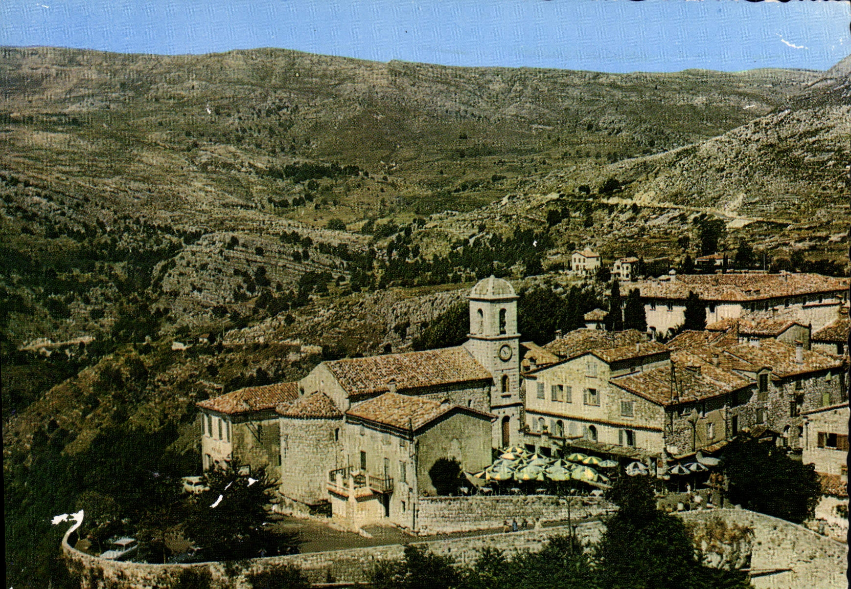 CPSM Gourdon (Alpes Maritimes) La Place et l'Eglise Alt 760 m