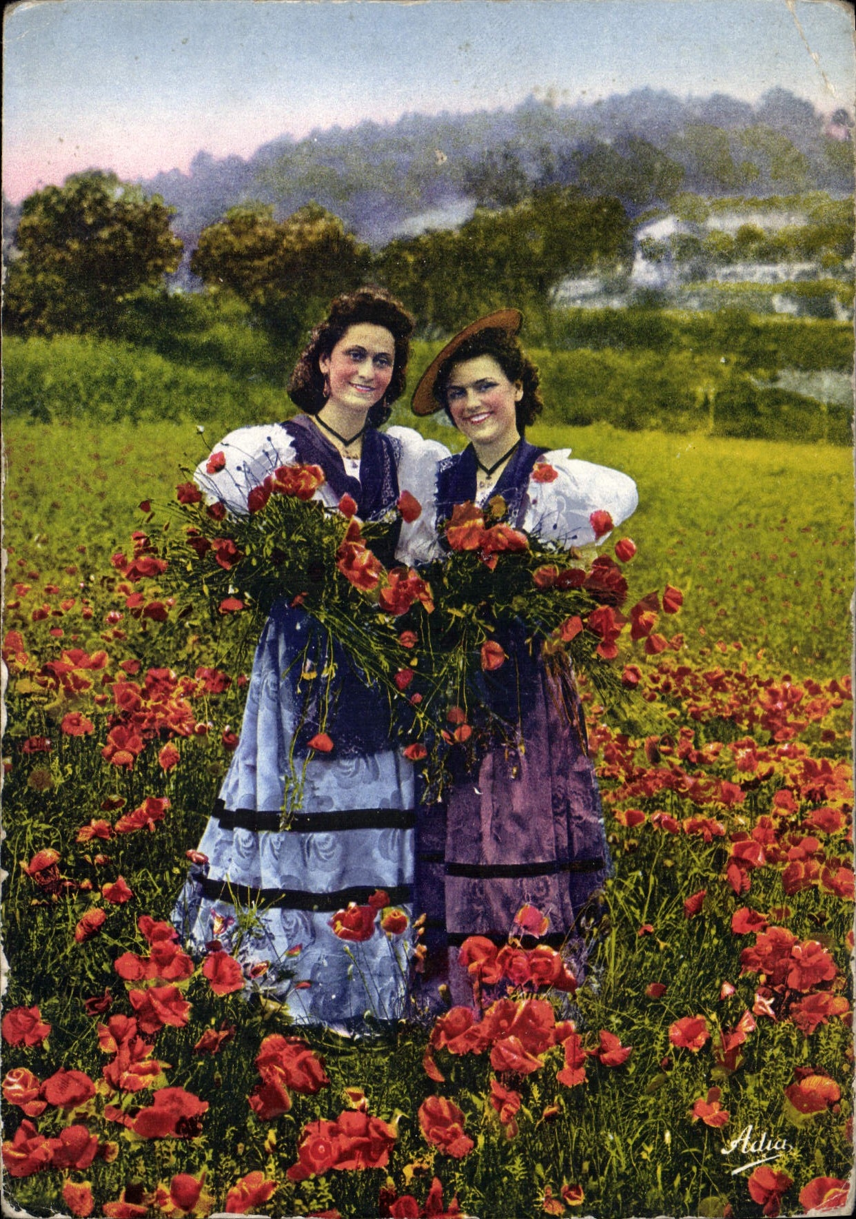 CPSM La Cote d'Azur Nicoises dans un champ de Coquelicots