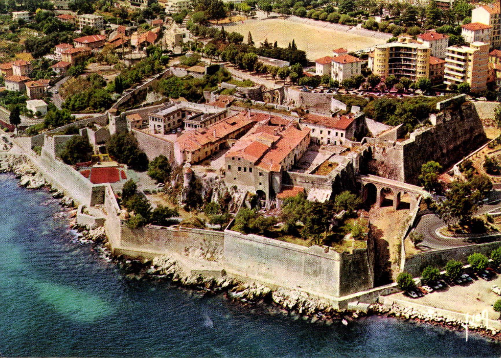 CPSM Villefranche sur Mer (Alpes Maritimes) Couleurs et Lumiere de France La Cote d'Azur miracle de