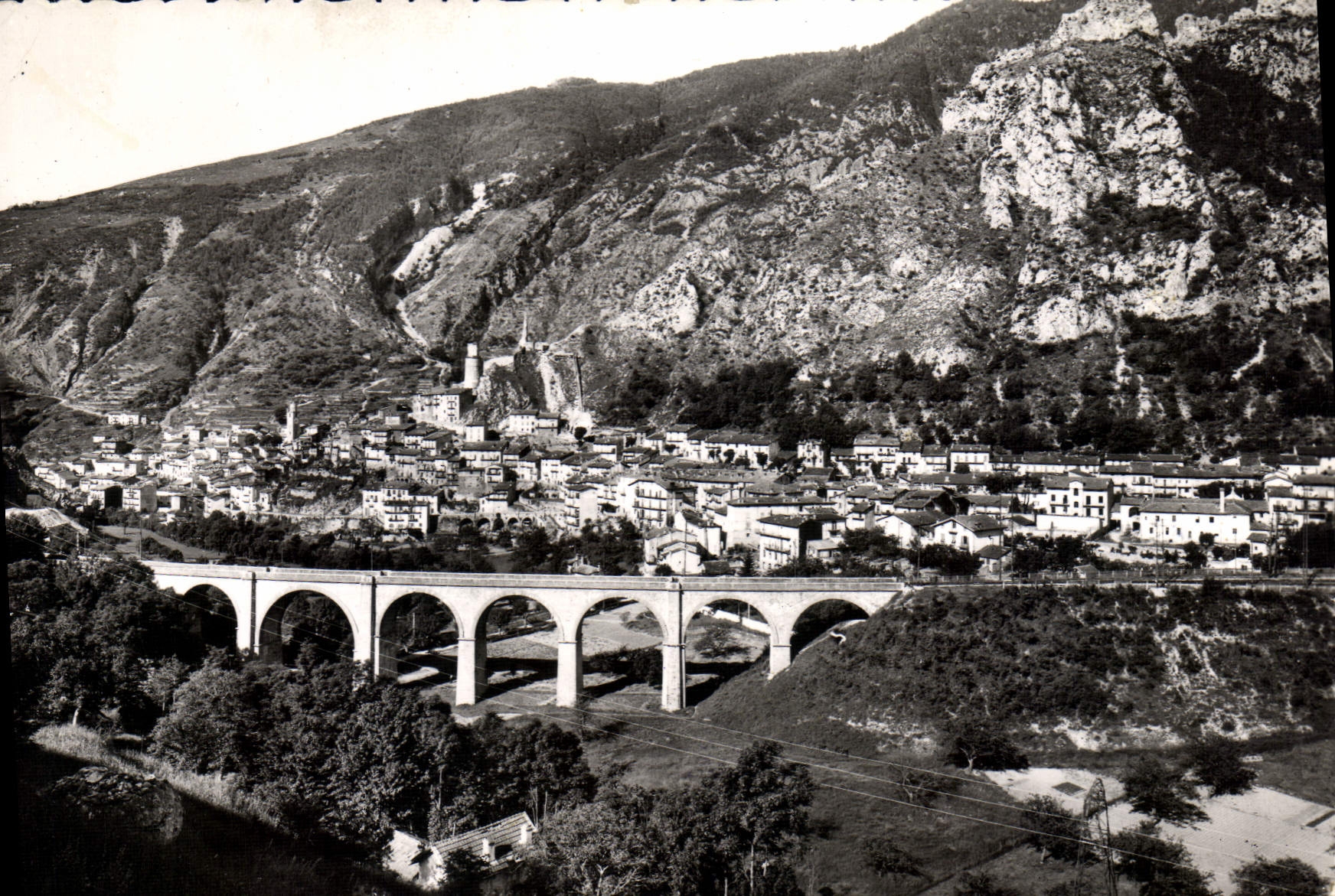 CPSM Tende (alt 815m) Les Alpes Maritimes Vue generale et le Viaduc de la Ligne Coni Turin