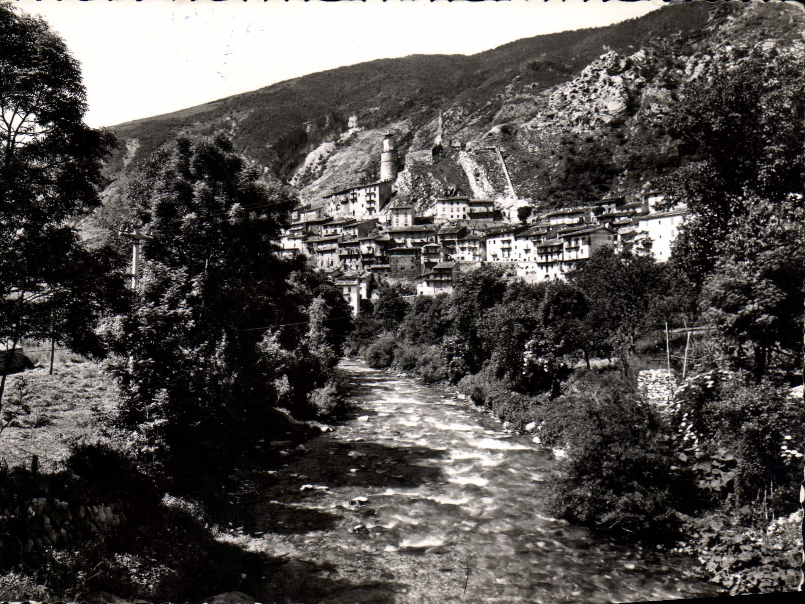 CPSM Tende (alt 815 m) Les Alpes Maritimes Les rives de la Raya et la Ville