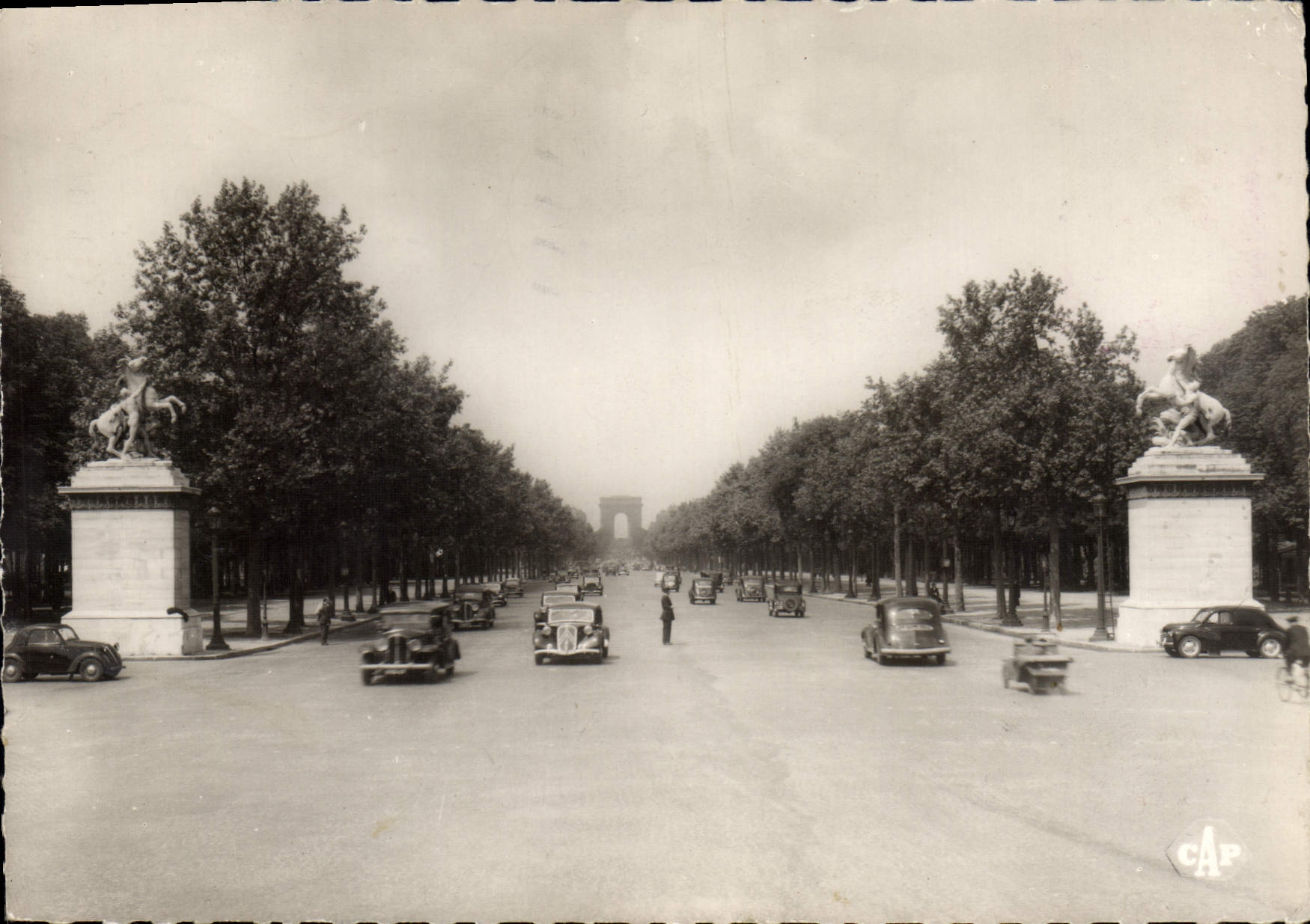 CPSM Paris Avenue des Champs Elysees