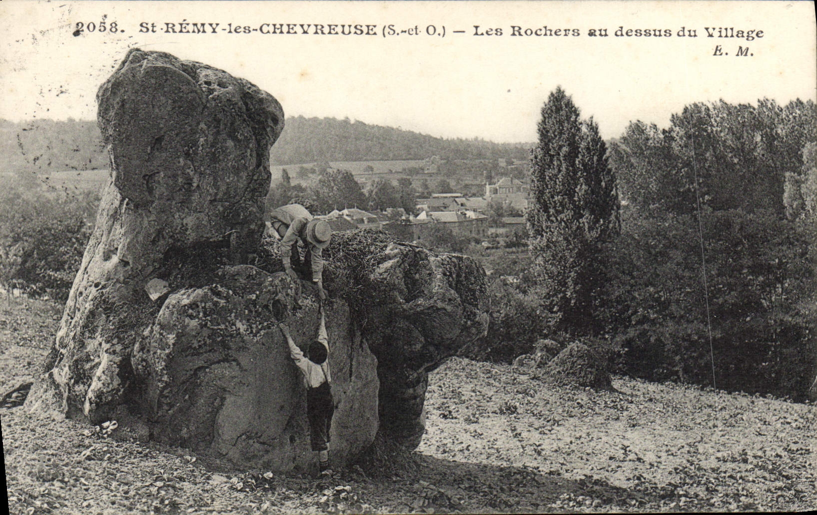 CPA St Remy les Chevreuse (S et O) Les Rochers eu dessus du Village