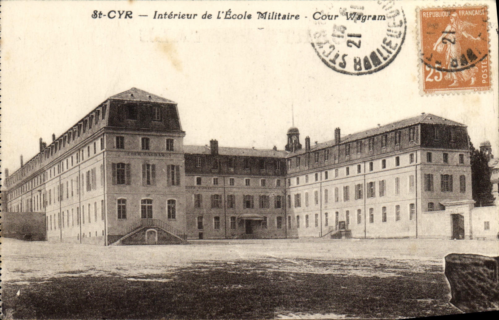 CPA Cyr Interieur de l'Ecole Militaire Cour Wagram