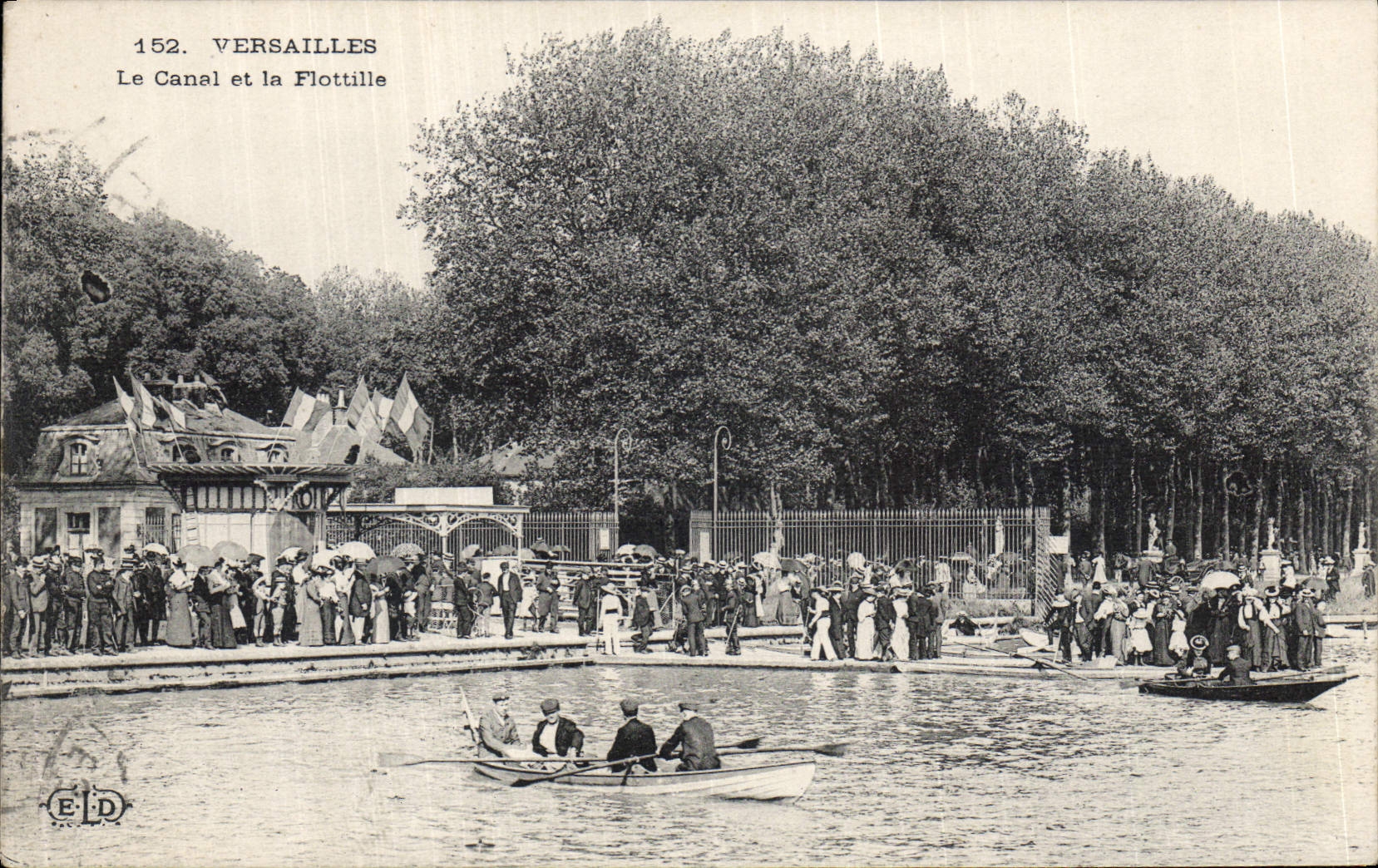 CPA Versailles Le Canal et la Flottille