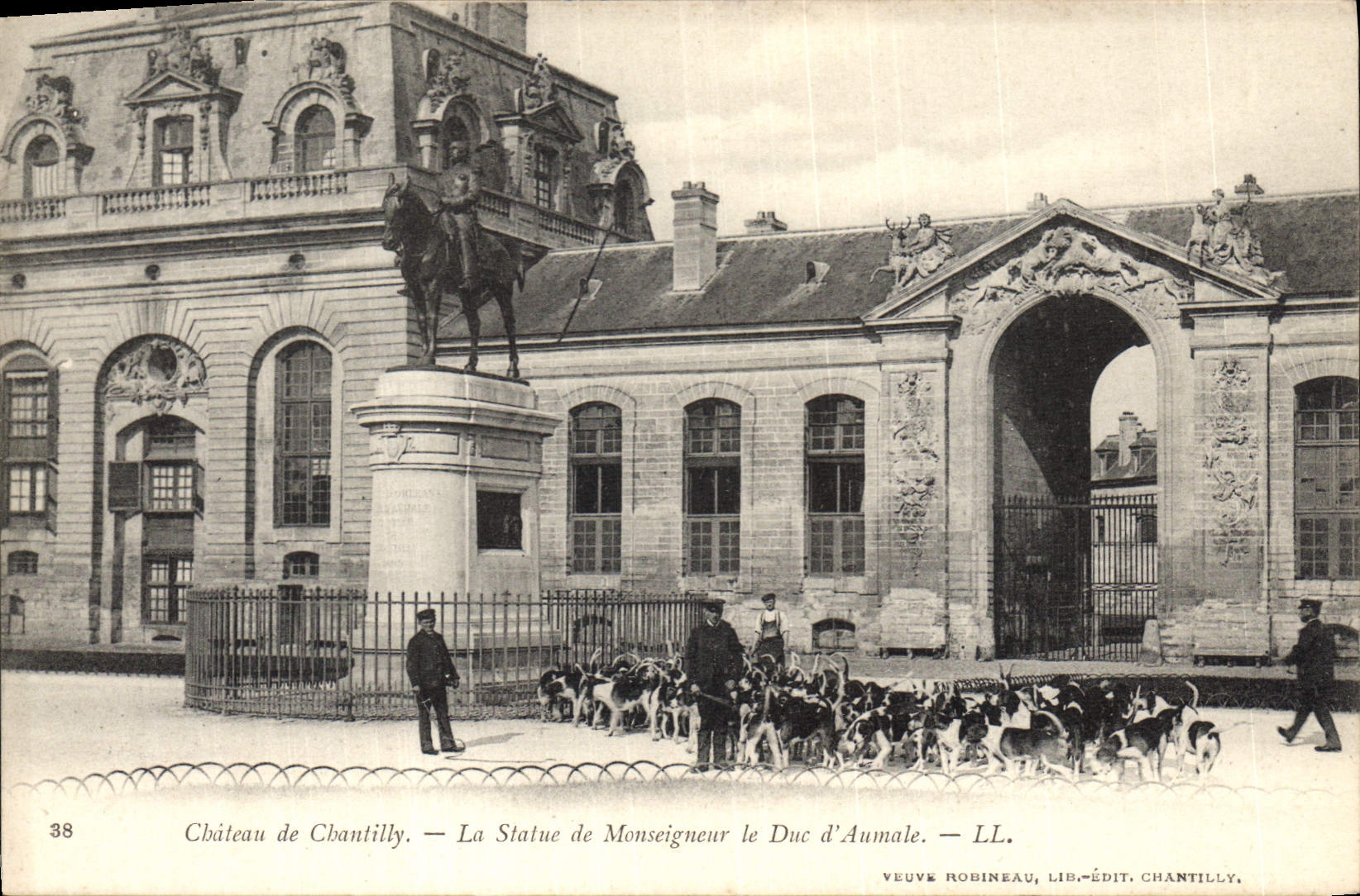 CPA Chateau de Chatilly La Statue de Monseigneur le Due d'Aumale
