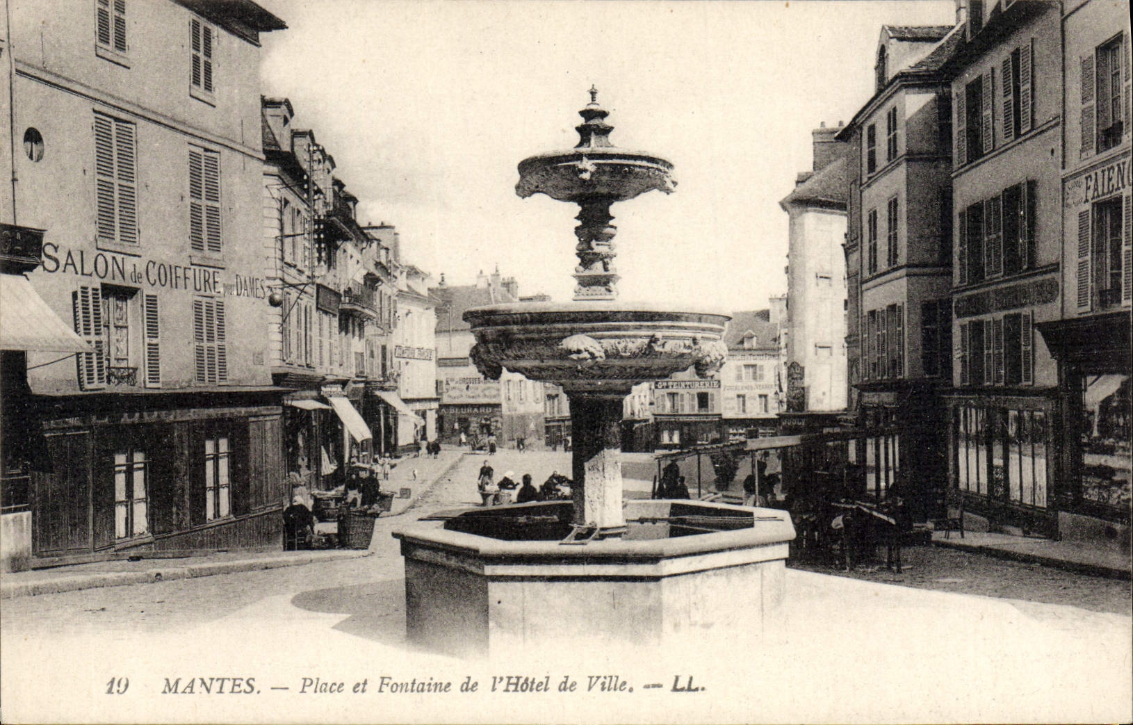 CPA Mantes Place et Fontaine de l'Hotel de Ville