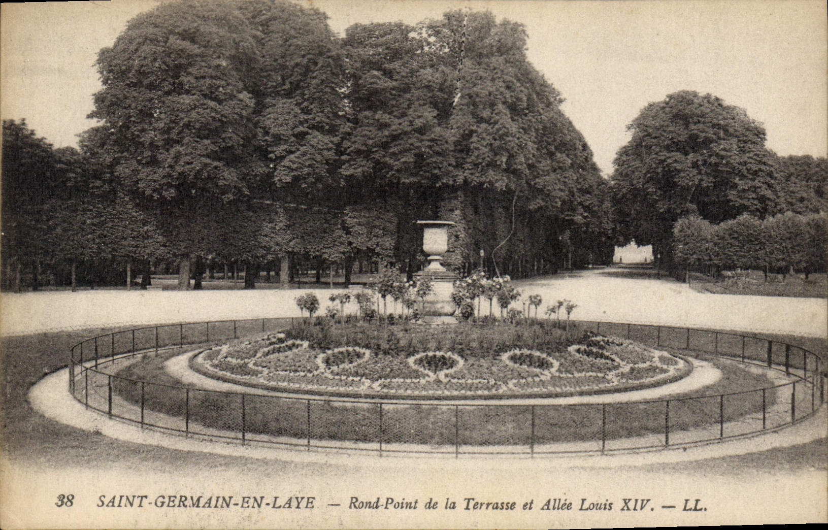 CPA Saint Germain en Laye Rond Point de la Terrasse et Allee Louis XIV