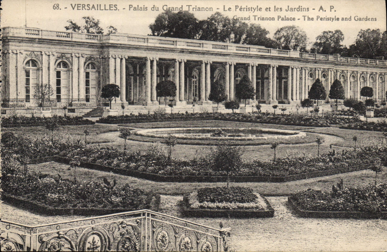 CPA Versailles Palais du Grand Trianon Le Peristyle et les Jardins