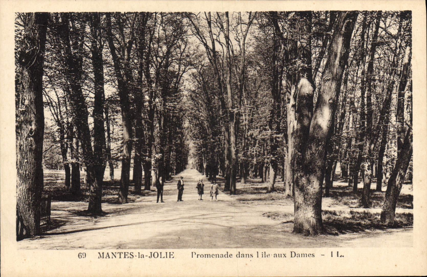 CPA Mantes La Jolie Promenade dans L'Ile aux Dames