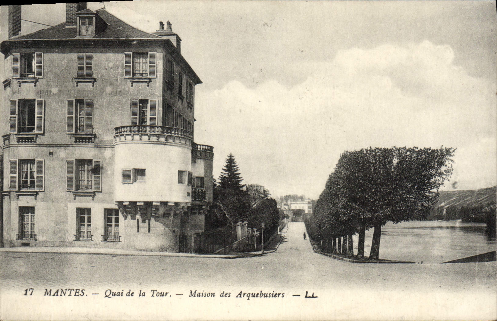 CPA Mantes Quai de la Tour Maison des Arquebusiers