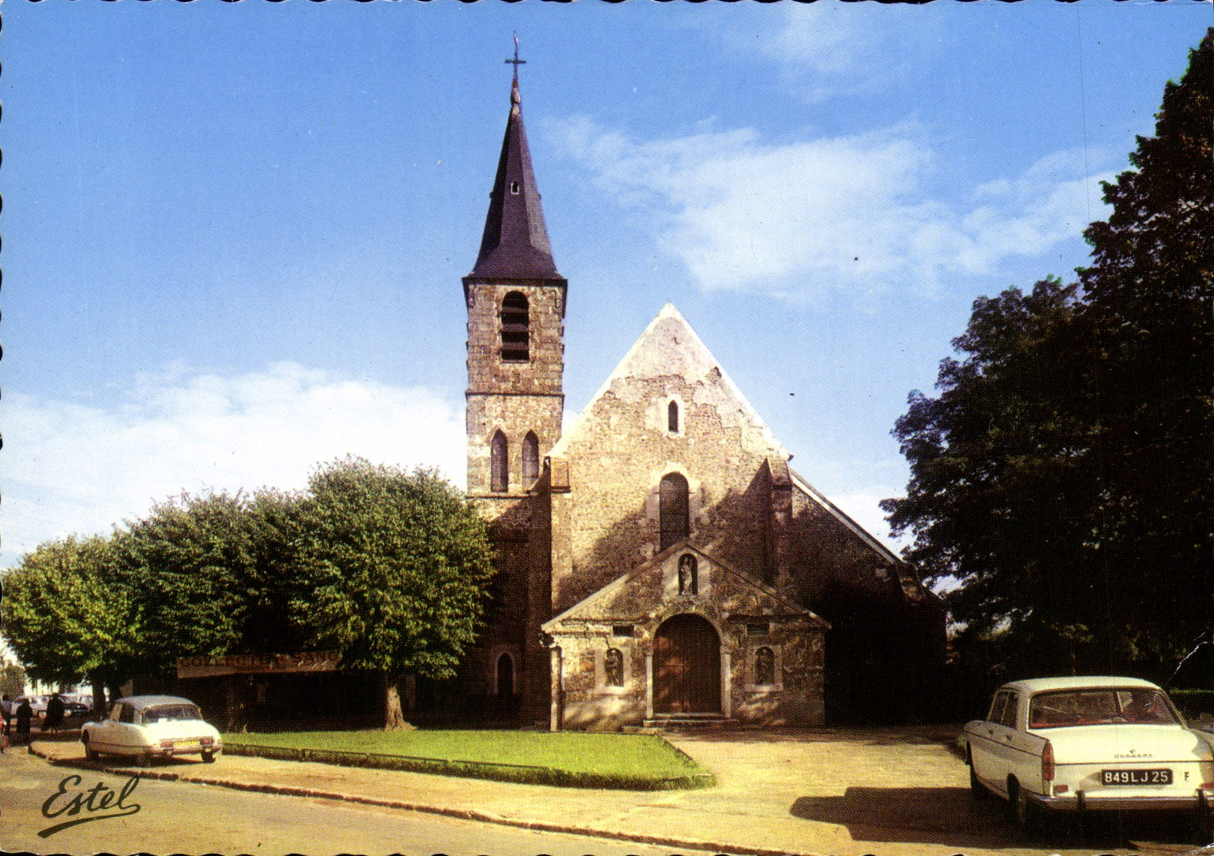 CPSM Le Mesnil Saint Denis (Yvelines) L'eglise Saint Denis (XIIIe siecle)