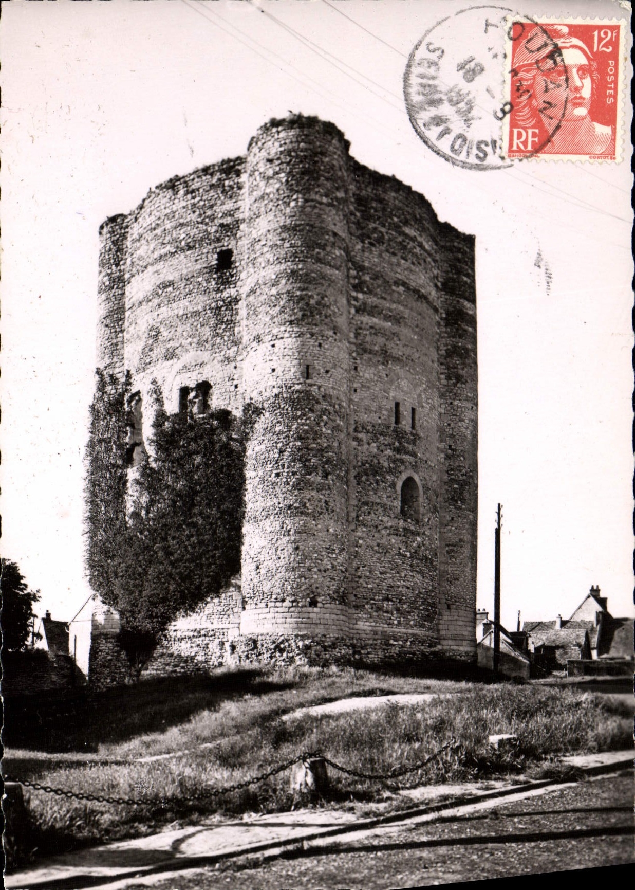 CPSM Houdan (S et O) Vieux Donjon