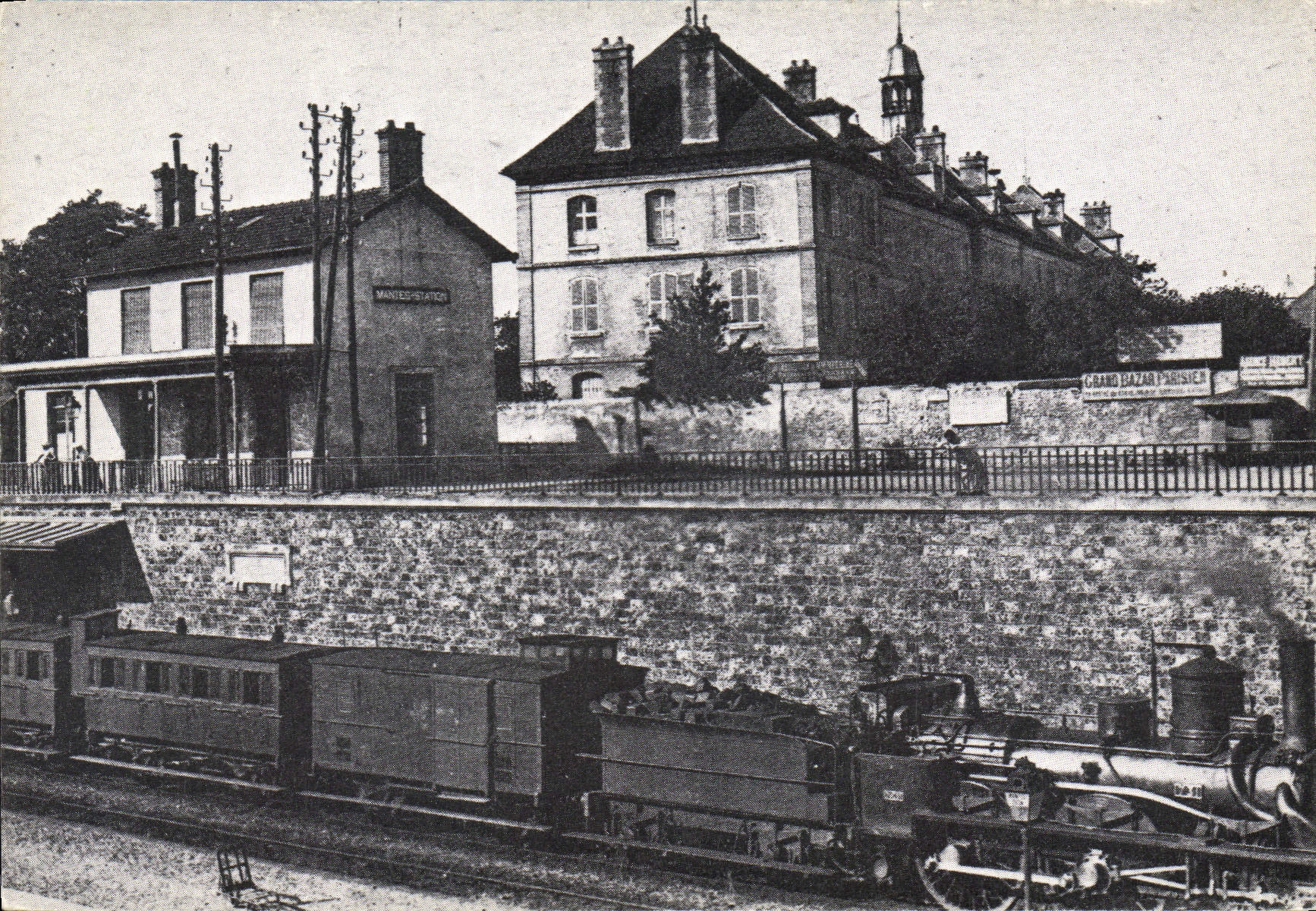 CPSM Mantes Cercle ouest Parisien d'Etudes Ferroviaires Serie Banlieue Ouest ancienne En gare de Man